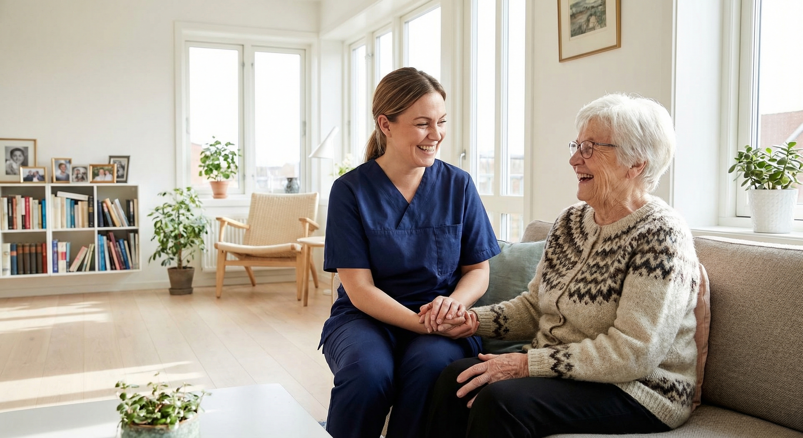 Sykepleier hjelper eldre dame hjemme